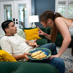 Alex Blake en 'Nubiles' Stepsis Loves To Lick Everything - S42:E1 (Miniatura 2)