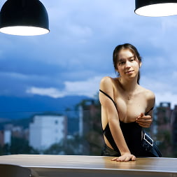 Karolin Gomez en 'Nubiles' Postura segura (Miniatura 4)