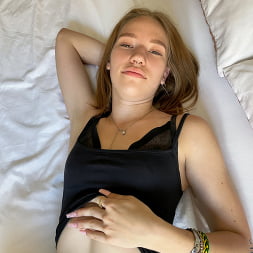 Maya Sinn en 'Nubiles' Dame tu carga (Miniatura 2)